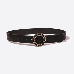 Cintura intrecciata da donna in pelle nera con una elegante fibbia a catena dorata.
