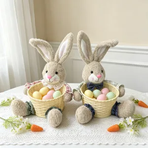 Osterhase Plüschtier mit geflochtenem Süßigkeitenkorb und bunten Eiern, festliche Detaildeko