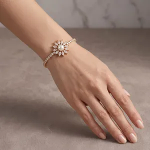 Detalle de pulsera de flor de perlas doradas adornada con piedras de circonita.