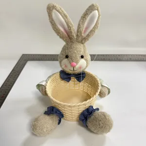 Osterhase Pluesch Korb Detailansicht, niedliches Kaninchen Spielzeug mit Korb fuer Feiertagsdeko.
