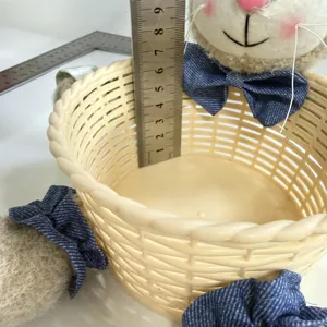 Osterhase Plüsch Süßigkeitenkorb Detailansicht mit Maßen und geflochtener Aufbewahrungsstruktur.