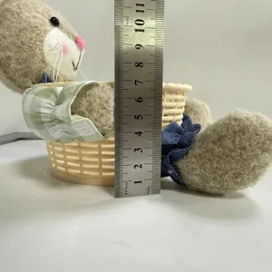Osterhase Plüschtier mit geflochtenem Aufbewahrungskorb Feiertag Deko Puppe Größendetail