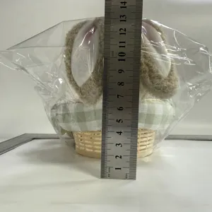 Osterhase Plüsch Süßigkeitenkorb Detailansicht, zeigt die Produktgröße mit Lineal für Deko.