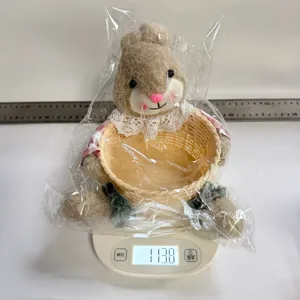 Osterhase Korb Detailansicht, Plueschhase mit gewebtem Aufbewahrungskorb fuer Dekoration.
