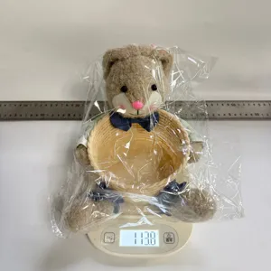 Osterhase Plüschtier mit gewebtem Süßigkeitenkorb, süße Tischdeko für Feiertage.
