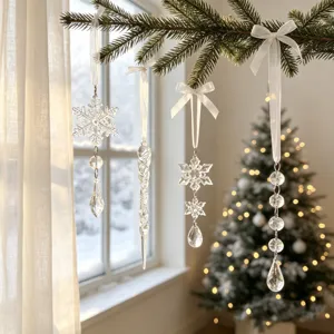 Detalle de adornos colgantes de acrílico con copos de nieve y carámbanos para árbol de Navidad.