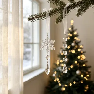 Detalle de adorno colgante de acrílico con copopo de nieve y carámbano para árbol de navidad.