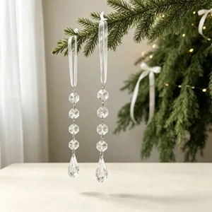Detalle en primer plano de colgantes transparentes de acrílico para el árbol de Navidad.