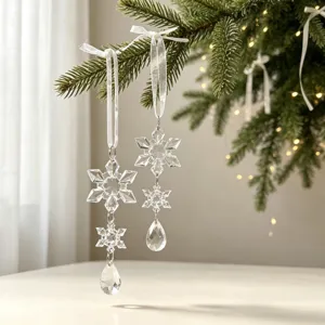 Detalle de adorno navideño de copo de nieve acrílico, decoración colgante de cristal festiva.