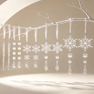 Detalle de adornos colgantes de copo de nieve y carámbano de acrílico para fiesta navideña