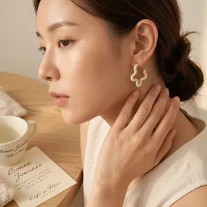 Chic pendientes de aro blancos irregulares ondulados, estilo joyería de vacaciones de moda.