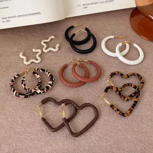 Colección de pendientes de aro grandes retro de ratón trenzado leopardo corazón estrella.