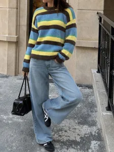 Pull doux et duveteux à rayures pour femme avec jean ample pour la saison d'automne.