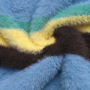 Gros plan sur un tissu de pull en maille duveteuse rayée, douce texture de faux vison.