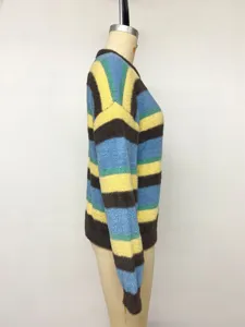 Vue latérale détaillée d'un pull en tricot duveteux à rayures pour femmes avec col rond classique.