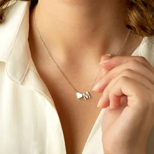 Collar inicial de acero inoxidable con colgante de corazón y letra M, joya elegante diaria.