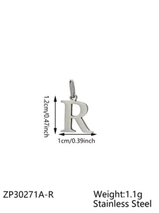 Primer plano de un colgante con letra R de acero inoxidable, superficie lisa y dimensiones.