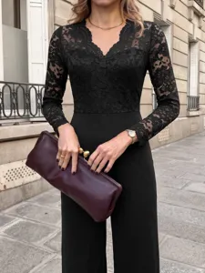 Vue détaillée de l'élégant combi-pantalon noir à manches longues, col V et dentelle.