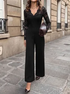 Détail élégant de combinaison noire à manches longues en dentelle pour un look de bureau.