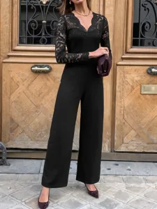 Élégante combinaison noire à manches longues en dentelle col V pour femme chic.