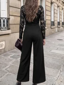 Combinaison longue noire élégante en dentelle à manches longues pour un style chic d'automne.