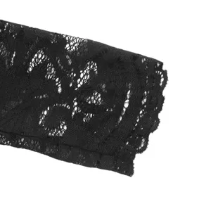 Détail de manche en dentelle noire de la combinaison élégante aux motifs floraux.