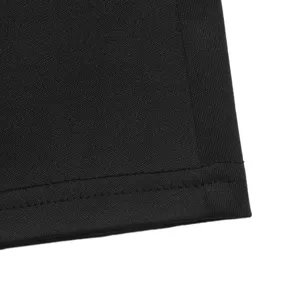 Détail de tissu de vêtement noir avec des coutures nettes et une texture dense et belle.