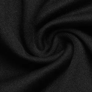 Détail de tissu de combinaison noire gros plan avec texture douce et matière de qualité.