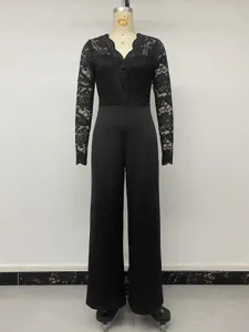 Combinaison longue noire en dentelle à manches longues et col en V style élégant pour femmes.