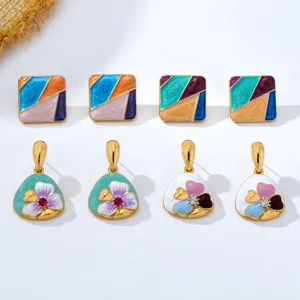 Boucles d'oreilles carrées géométriques en émail style peinture à l'huile et fleurs pendantes.