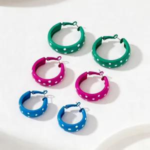 Boucles d'oreilles créoles emaillées à pois colorés, bijoux d'oreilles géométriques détail.