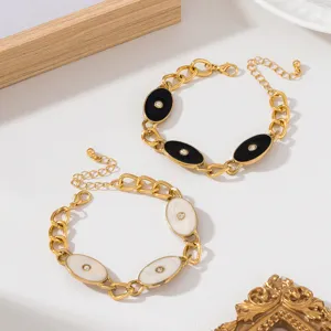 Détail du beau bracelet rétro émail ovale avec chaîne épaisse et strass noir et blanc.