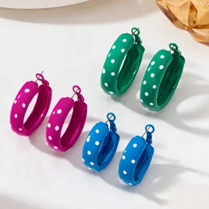 Rétro colorées boucles d'oreilles créoles rondes à pois, bijoux fantaisie de mode.