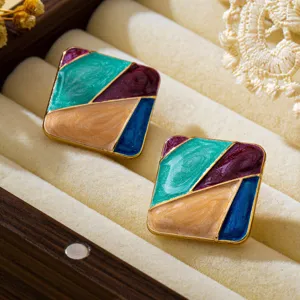 Détail de boucles d'oreilles carrées style peinture à l'huile, bijoux géométriques.