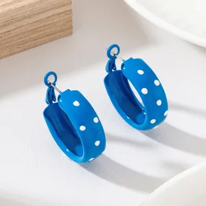 Boucles d'oreilles créoles bleues à pois, design géométrique rond, détail de bijoux de mode tendance