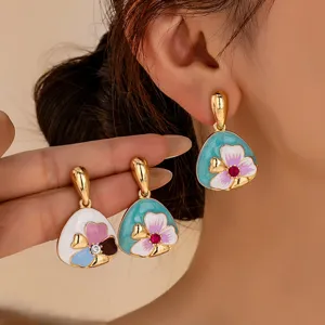 Chics boucles d'oreilles pendantes émail fleurs design géométrique coloré pour femmes.