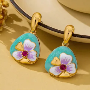 Chics boucles d'oreilles pendantes émaillées avec de superbes pétales, belle vue de détail.