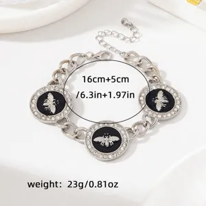 Vue détaillée du bracelet en argent avec pendentifs abeille émail noir et strass.