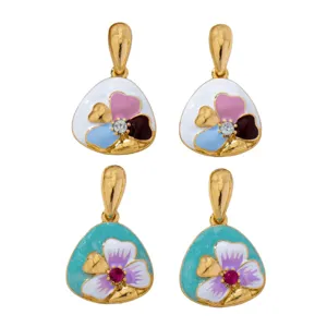 Boucles d'oreilles pendantes en émail doré avec des pétales colorés et des cristaux brillants.