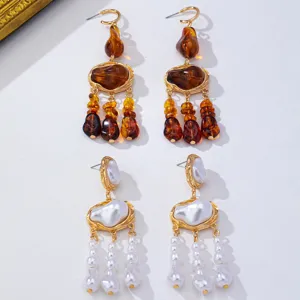 Vue détail boucles d'oreilles franges résine ambre perle boho, monture métal doré chic.