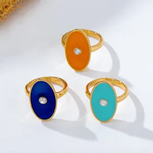 Belle bague ovale émaillée de style vintage pour femme avec bordure dorée et cristal.