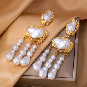 Boucles d'oreilles pendantes perles d'eau douce or vintage style chic élégant détail.