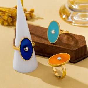 Bague ovale rétro en émail avec bordure dorée et strass cristal centré pour un look chic.