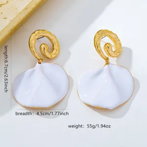 Boucles d'oreilles spirales plaquées or style européen avec pétale émail blanc mode.