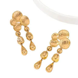 Elégantes boucles d'oreilles pendantes dorées à disque martelé double brin pour femme.