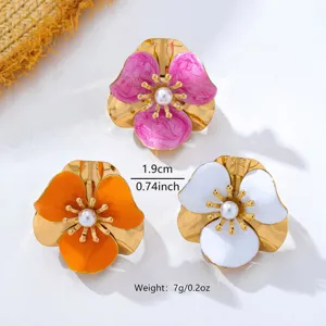Bague fleurie en or vintage avec incrustation de perles et pétales métalliques 3D
