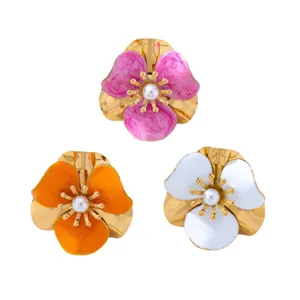 Bagues de fleurs rétro européennes et américaines avec des pétales en métal et perle.