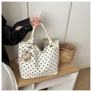 Graziosa borsa shopper in tela a pois con portachiavi orsetto con fiocco e manici robusti.