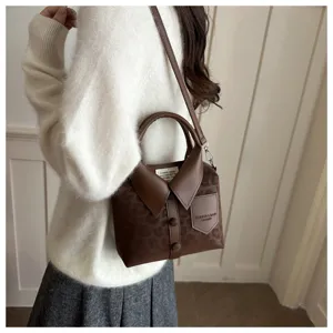 Bolso de hombro elegante para mujer con diseño creativo de camisa y estampado de leopardo marrón.