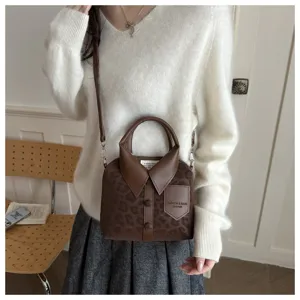 Chic bolso de mano de mujer con forma de camisa, elegante bandolera para un look moderno.